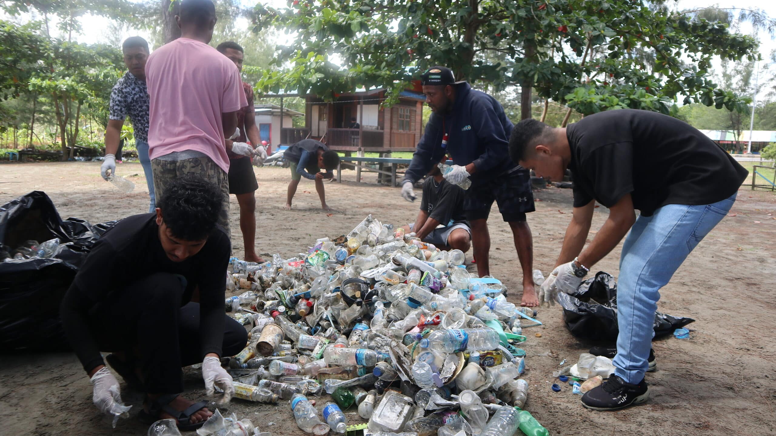 Grebek Sampah di Pantai Holtekamp: Pemuda dan organisasi bersatu jaga lingkungan 3 Grebek Sampah