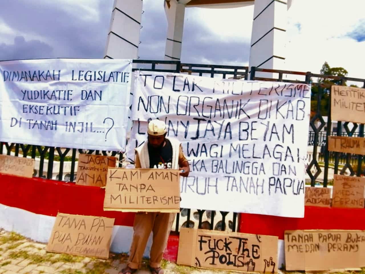Aksi bisu dengan 'selamatkan tanah adat dan manusia Papua' di Bundaran Tugu Tiom, Selasa (2/8/2025).  - jubi/istimewa