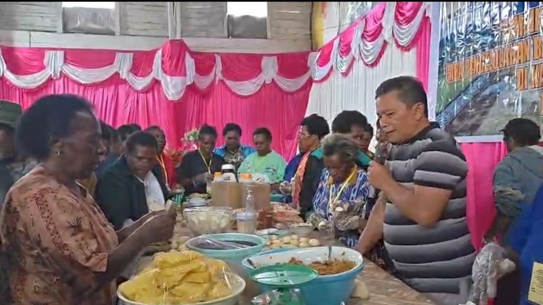 Pemkab Deiyai berikan pelatihan kepada Pedagang kue OAP 4 OAP