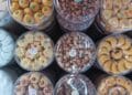 Beraneka ragam kue kering yang terpajang di sejumlah pedagang di Pasar Pharaa -Jubi/Fitri