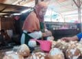 Menjelang Natal, omzet pedagang kelapa parut turun dari tahun lalu 4 natal kelapa parut