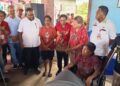 Gubernur PBD serahkan bantuan untuk disabilitas, ikut panen raya di Sorong 4 PBD