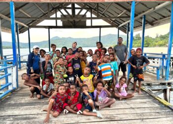 Puluhan Siswa SD YPK Immanuel Manyaifun membersihkan pantai kampung, Senin (26/1/2026) – Jubi/IST.