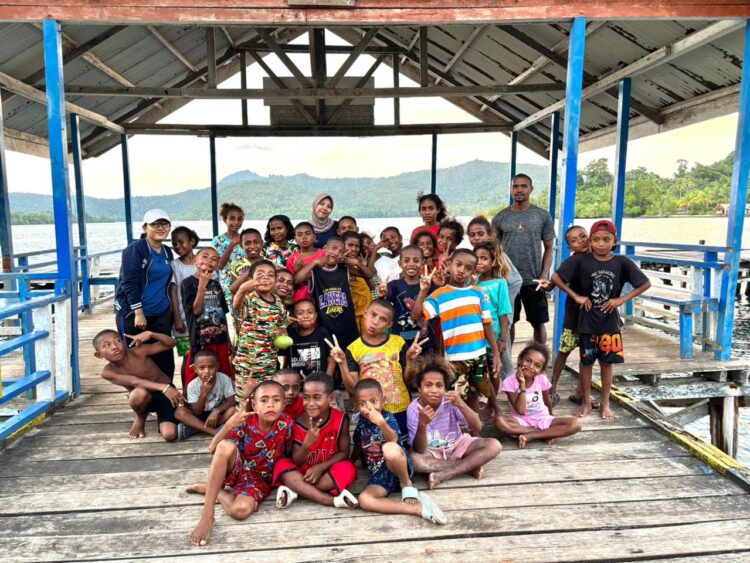 Puluhan Siswa SD YPK Immanuel Manyaifun membersihkan pantai kampung, Senin (26/1/2026) – Jubi/IST.