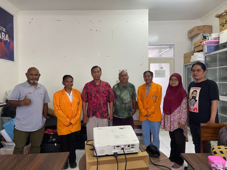 Suasana penyerahan dua mahasiswi USTJ kepada pihak Redaksi Jubi, di Jalan SPG Teruna Waena, Kelurahan Wabansai, Distrik Heram, Kota Jayapura, Selasa (27/1/2026) - Dok Jubi