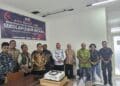 Foto bersama Ombudsman RI perwakilan Papua dan Redaksi Jubi usai audensi di Kantor Redaksi Jubi, Jalan SPG Teruna Waena, Kelurahan Yabansai, Distrik Heram, Kota Jayapura, Papua, Rabu (25/2/2026) - Jubi/Aida Ulim