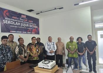 Foto bersama Ombudsman RI perwakilan Papua dan Redaksi Jubi usai audensi di Kantor Redaksi Jubi, Jalan SPG Teruna Waena, Kelurahan Yabansai, Distrik Heram, Kota Jayapura, Papua, Rabu (25/2/2026) - Jubi/Aida Ulim