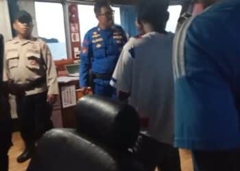 Raja dan warga Arguni Sasi Kapal Seismik, muncul Kapal Perang TNI AL 34 Arguni