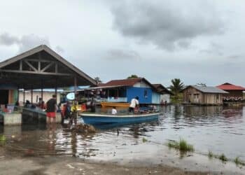 Lapak pedagang di Pantai Yahim terendam luapan air Danau Sentani 3 Air Danau Sentani Meluap