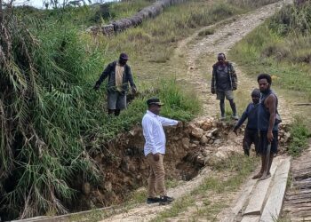 Anggota DPRK Lanny Jaya Jhonius Kogoya tinjau jembatan kali Won yang rusak dan ditemani masyarakat di Kampung Wonome, Distrik Yiluk, Kabupaten Lanny Jaya, Papua Pegunungan, Selasa (3/3/2026).- Jubi/Dok.