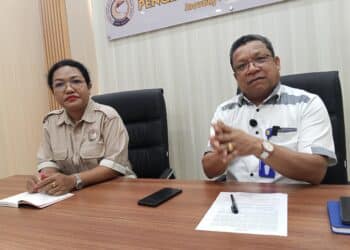 Direktur U2PA, Dr. Ferdinand Rissamasu, SE., M.Sc., agr, dan Manajer Perencanaan, Keuangan dan Aset Ade Irma A. Srem, SE.,M.Sc saat memberikan Klarifikasi terkait dugaan Pungli di wisuda Uncen, Di Rektorat Universitas Cenderawasih, Waena Kota Jayapura, Papua Senin (02/03/2026).-Aida Ulim