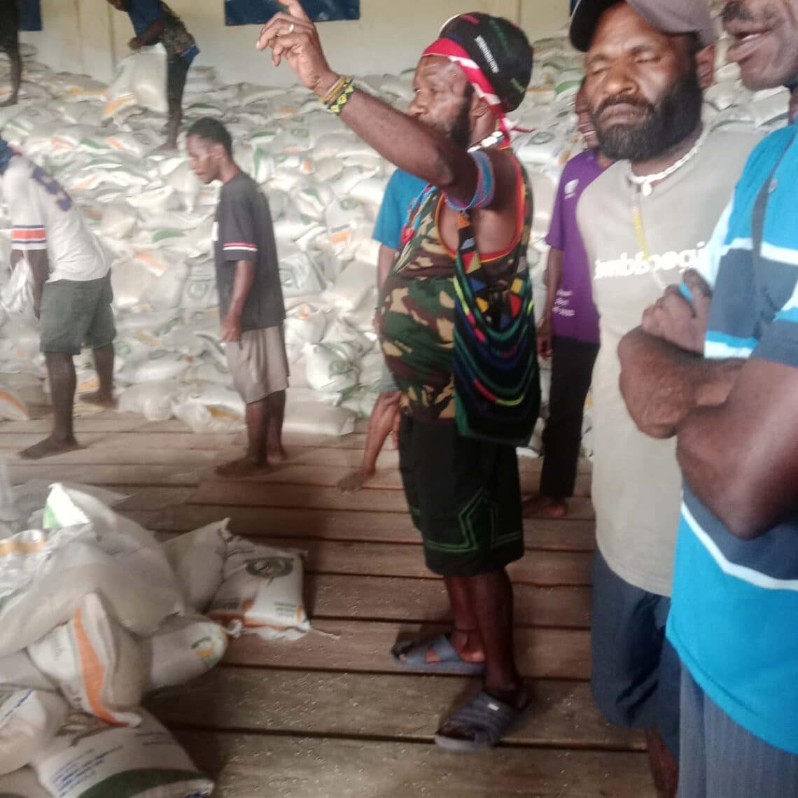Warga jarah beras bantuan di Keneyam, Nduga 1 beras