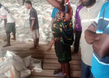 Warga jarah beras bantuan di Keneyam, Nduga 8 beras