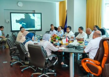 Matius D. Fakhiri, Governor of Papua, during a special meeting with Desyarmeda Killian, Head of the Papua I Housing and Settlement Provision Implementation Center, in Jayapura on Wednesday (April 8, 2026) - Jubi/Alexander Loen