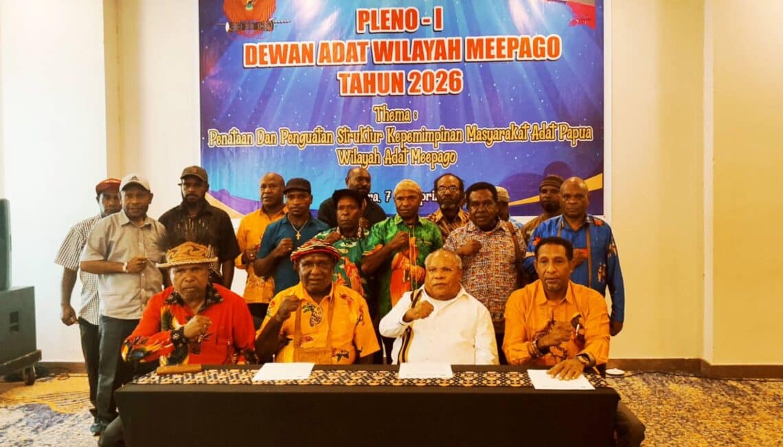 Dewan Adat Papua wilayah Adat Meepago bersama pengurus Dewan Adat Papua saat menyatakan sikap dan seruan terhadap keberadaan PT Freeport di Abepura, Kota Jayapura, Papua, Rabu (08/04/2026) - Jubi/Arjuna Pademme