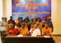Dewan Adat Papua wilayah Adat Meepago bersama pengurus Dewan Adat Papua saat menyatakan sikap dan seruan terhadap keberadaan PT Freeport di Abepura, Kota Jayapura, Papua, Rabu (08/04/2026) - Jubi/Arjuna Pademme
