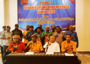 Dewan Adat Papua wilayah Adat Meepago bersama pengurus Dewan Adat Papua saat menyatakan sikap dan seruan terhadap keberadaan PT Freeport di Abepura, Kota Jayapura, Papua, Rabu (08/04/2026) - Jubi/Arjuna Pademme