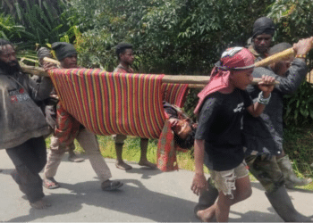 Residents evacuate one of the victims reportedly killed by gunfire during a police sweep in Kamuu District, Dogiyai Regency, Central Papua, Tuesday (March 31, 2026) - Supplied