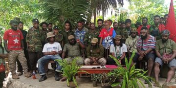 The Central Executive Board of the Komite Nasional Papua Barat (BPP-KNPB) delivered an official statement outlining its position on alleged military actions against civilians in Puncak Regency. The press conference was held in Waena, Jayapura City, Papua, on Monday (April 20, 2026). — Jubi/Aida Ulim