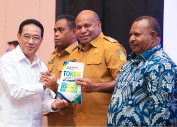 Indonesia’s Vice Health Minister Benjamin Paulus Octavianus poses for a photo with Papua Governor Matius D. Fakhiri in Jayapura, Tuesday (April 28, 2026). — Jubi/Alexander Loen