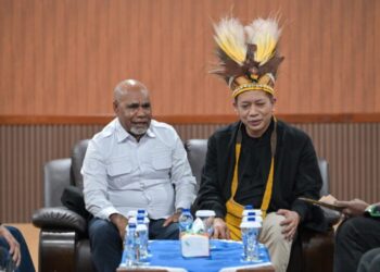 Central Papua Vice Governor Deinas Geley (in white shirt) stands alongside Indonesia’s Minister of Cooperatives, Ferry Juliantono, during the inauguration of the Red and White Village/Subdistrict Cooperative (KDMP) in Mimika Regency — Photo courtesy of Central Papua Provincial Government Public Relations