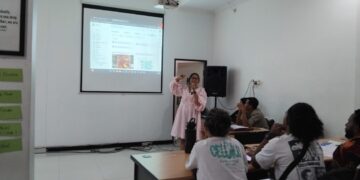 WWF Indonesia campaign staff Adelia Tania delivers training materials at the WWF hall in Sentani, Jayapura Regency, Papua, Friday (April 24, 2026) — Jubi/Larius Kogoya