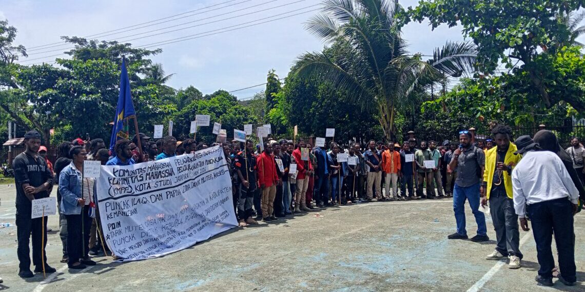 Students from Puncak and Puncak Jaya held a peaceful protest and delivered a public statement in Jayapura City regarding alleged acts of violence by security forces against civilians in Puncak Regency, Central Papua. The demonstration took place at the Mimika student dormitory in Waena, Jayapura, on Monday (April 20, 2026). — Aida/Ulim
