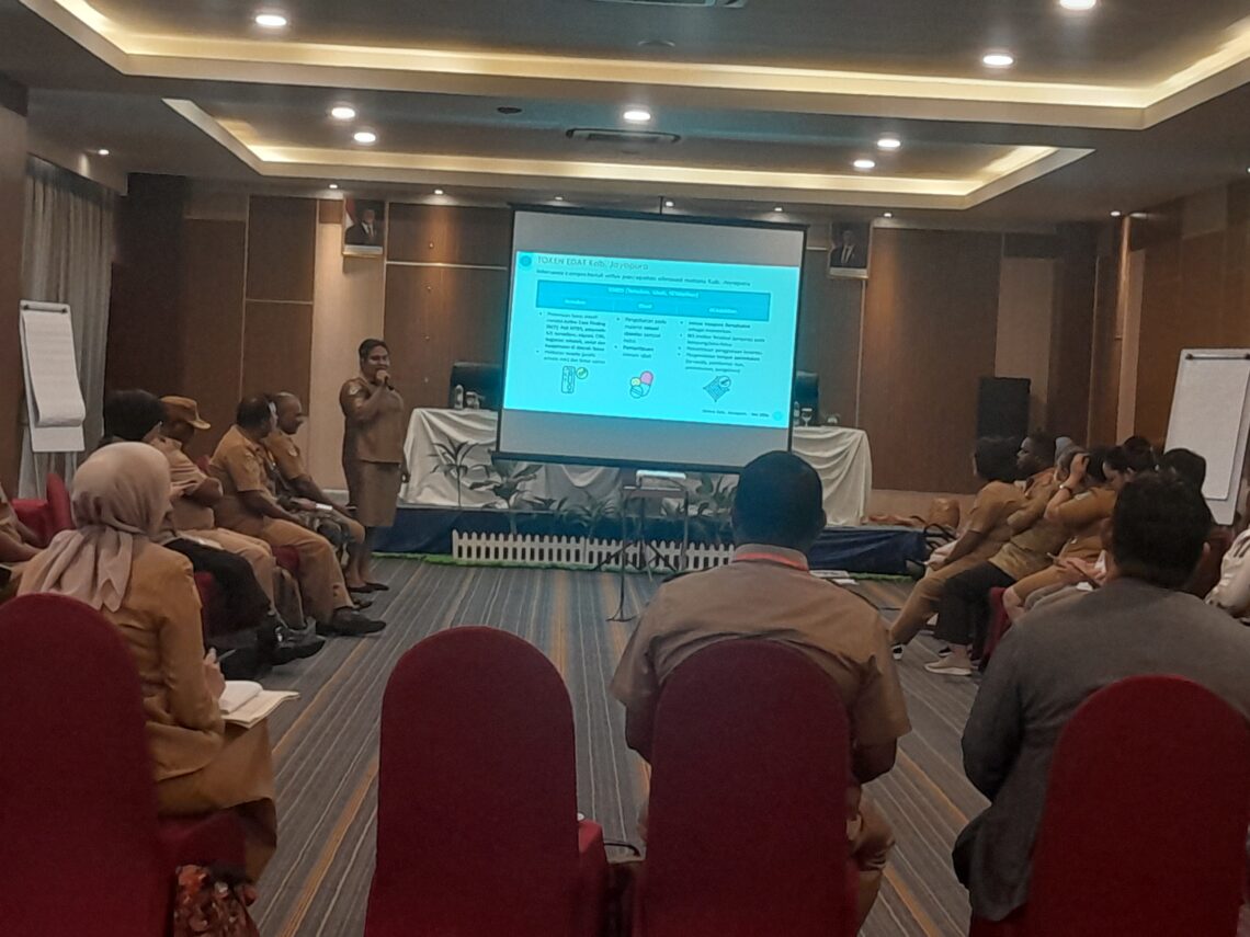 Sekertaris Dinas Kesehataan Kabupaten Jayapura, Lilien Suebu saat menyampaikan materi pelatihan dlam acara TOT di Sentani, distrik Sentani, Kabupaten Jayapura, Papua pada Senin (18/5/2026). -Jubi/Silpester kasipka