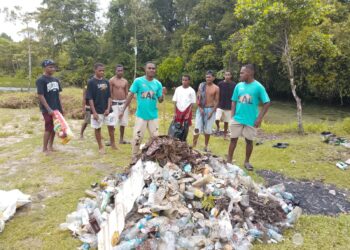 Sampah di Sungai Ayamaru