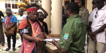 Deputy Chairperson I of LMA Nasawat, Marten Saflela, hands over the Indigenous community’s demands to Sarteis Yulian Sagrim, Head of the Watershed Management and Social Forestry Division at the Southwest Papua Environment, Forestry, and Land Agency, on Friday (22/5/2026). — Jubi/Gamaliel Kaliele
