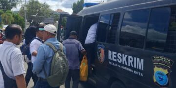 A suspect in the alleged corruption case involving uniform procurement at the Southwest Papua Regional House of Representatives (DPR Papua Barat Daya) is escorted for transfer to the Sorong District Prosecutor’s Office, Monday (May 4, 2026). — Jubi/Gamaliel Kaliele