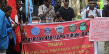 Sorong Raya Student Solidarity in Southwest Papua during a peaceful protest rejecting the Free Nutritious Meal (MBG) program, Monday (May 4, 2026). — Jubi/Gamaliel Kaliele