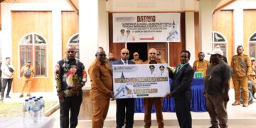 Meki Nawipa and Deputy Governor Deinas Geley hand over assistance for church construction projects in Puncak Regency on Monday (25/05/2026). — Central Papua Provincial Government Public Relations.