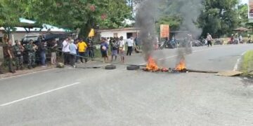 Micro, small, and medium enterprise (MSME) actors in Manokwari stage a protest urging an evaluation of the National Nutrition Agency (BGN) for the West Papua region. — Jubi/Dok Thomas