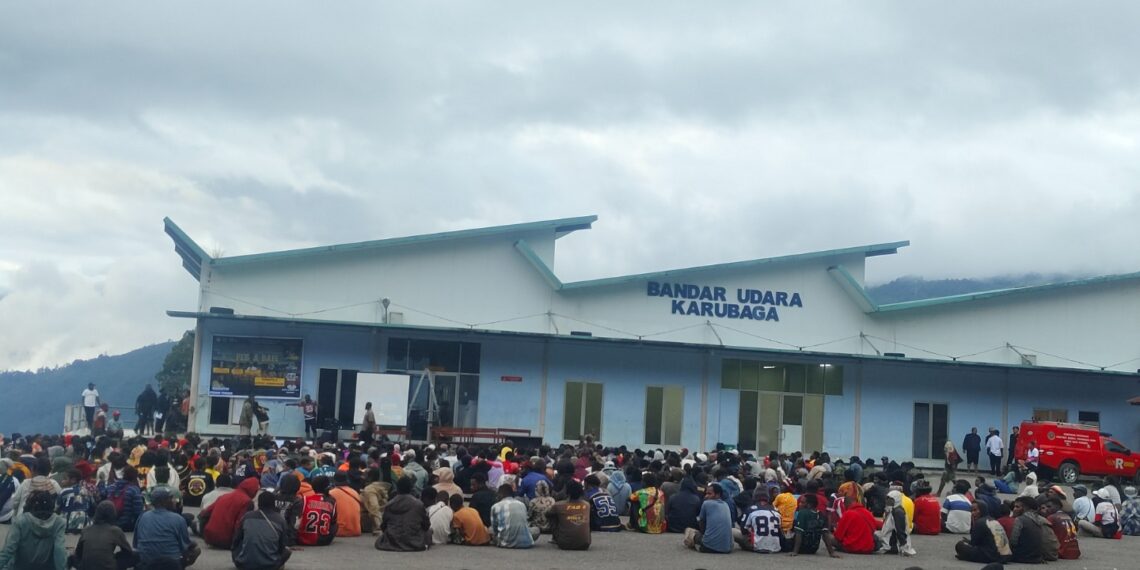 Thousands of residents attend a public