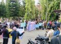 Aksi unjuk rasa 
Forum Pengusaha Asli Kenambai Umbai atau FPAKU Kabupaten Jayapura mendatangi Kantor DPR Kabupaten Jayapura di Sentani, Kabupaten Jayapura, Provinsi Papua, Senin (29/6/2026). - Jubi/ Engel Wally
