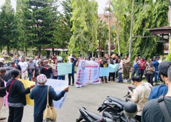 Aksi unjuk rasa 
Forum Pengusaha Asli Kenambai Umbai atau FPAKU Kabupaten Jayapura mendatangi Kantor DPR Kabupaten Jayapura di Sentani, Kabupaten Jayapura, Provinsi Papua, Senin (29/6/2026). - Jubi/ Engel Wally