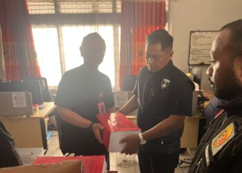 Dua tersangka korupsi dana pengawasan pilkada Kabupaten Pegaf ditahan 4 Korupsi