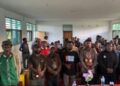 Foto bersama usai nobar dan diskusi film dokumneter Pesta Babi-Kolonialisme di zaman kita, di Distrik Muliama, Kabupaten Jayawijaya, Papua Pegunungan, Minggu (21/06/2026) - Dok. Untuk Jubi
