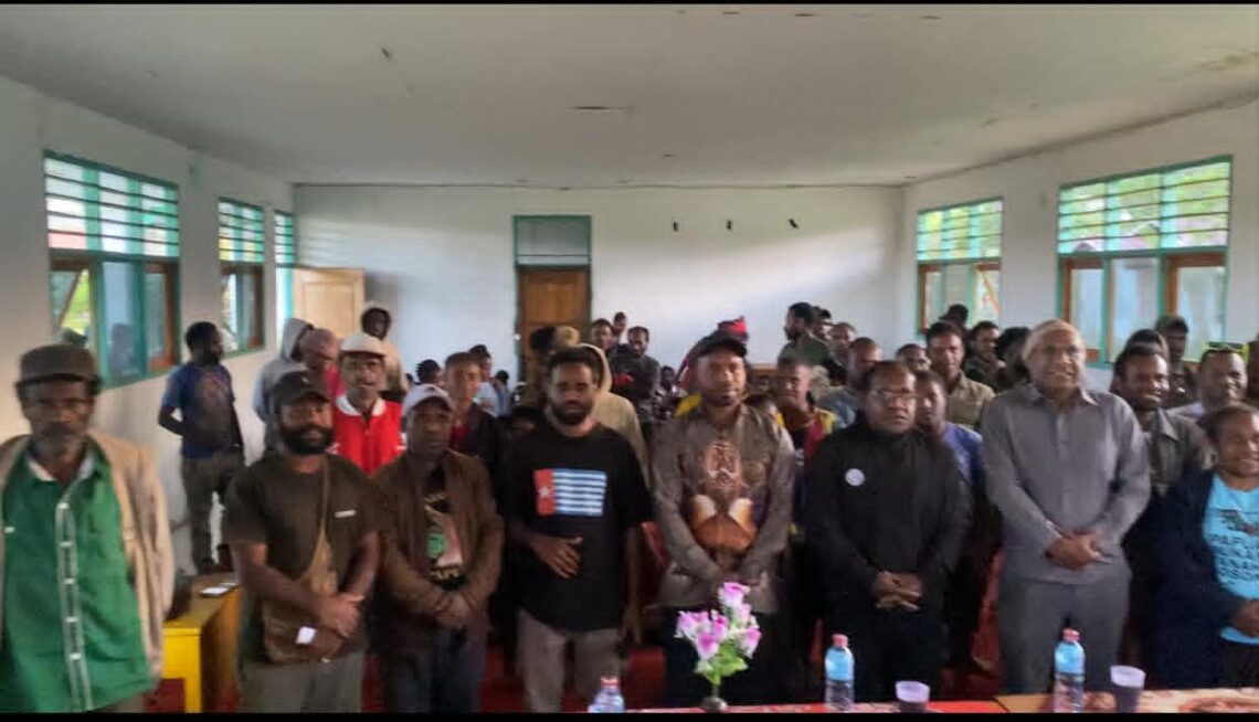 Warga Distrik Muliama nobar dan diskusi film dokumenter Pesta Babi 1 film dokumneter Pesta Babi