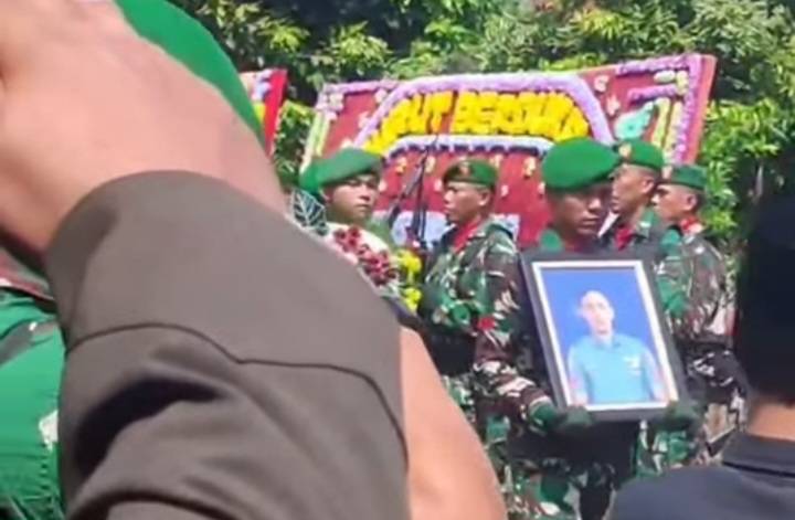 Reception ceremony for the remains of Private First Class Bayu Oktara in Tri Lomba Bintuhan, South Kaur District, Kaur Regency, Bengkulu Province — screenshot from Rose Wati's Facebook video
