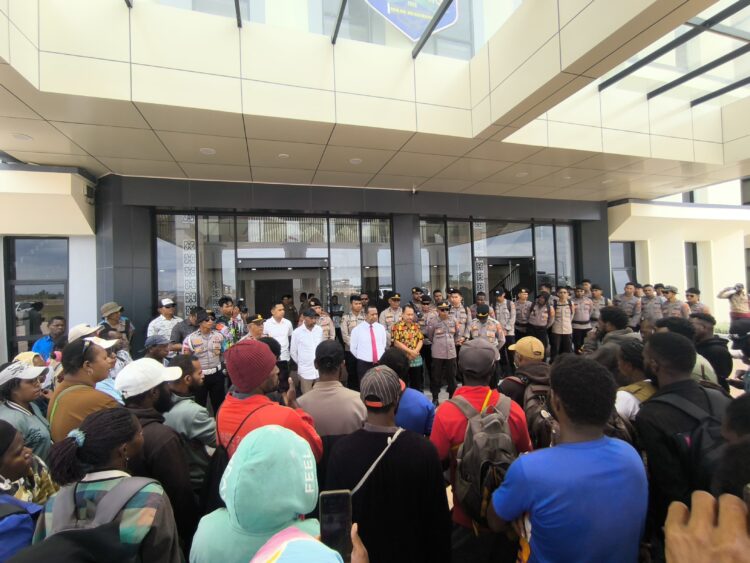 Peserta seleksi CPNS gelar demonstrasi di Kantor Gubernur Papua Selatan 1 Demo CPNS