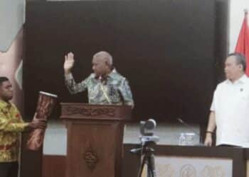 Gubernur Papua Barat, Dominggus Mandacan