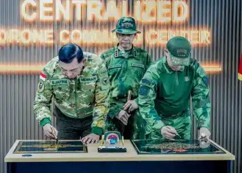 Menhan Sjafrie Sjamsoeddin dan Panglima TNI Jenderal Agus Subiyanto meresmikan Centralized Drone Command Center - Dok. Puspen TNI