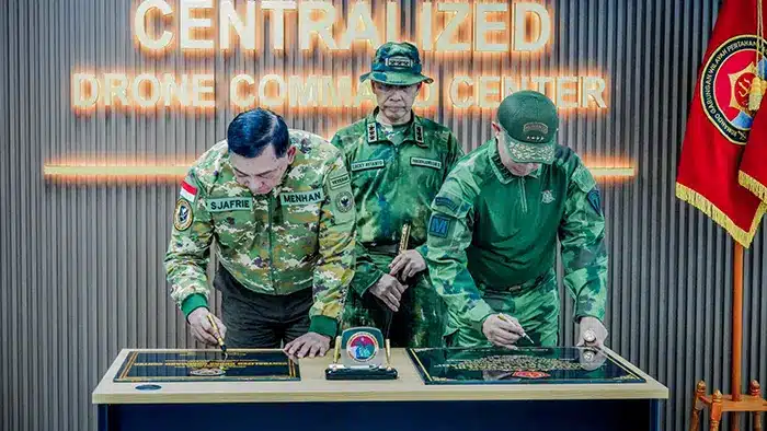 TNI Punya Markas Kodal Drone untuk Operasi di Papua 1 Menhan Sjafrie Sjamsoeddin dan Panglima TNI Jenderal Agus Subiyanto meresmikan Centralized Drone Command Center - Dok. Puspen TNI