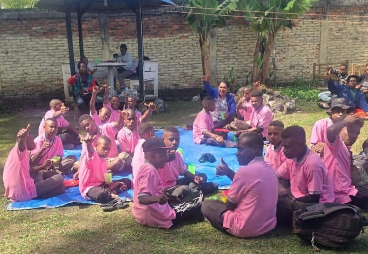 Fransina Daby sekolahkan anak jalanan ke Jayapura