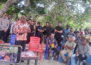 Gubernur Papua janji tuntaskan pembayaran ulayat jalan alternatif Kampung Harapan 35 Gubernur Fakhiri janji tuntaskan pembayaran ulayat