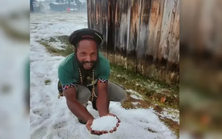 Salju di Papua Barat