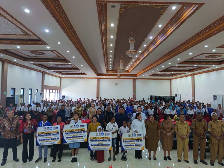Anggota DPR RI salurkan beasiswa KIP untuk ribuan pelajar di Manokwari 1 DPR RI salurkan beasiswa KIP untuk pelajar Manokwari