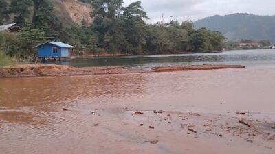 material lumpur dari aktivitas tambang yang turun ke hilir